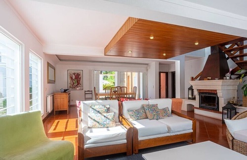 Caixas Villa | Spacious Sesimbra Villa | 5 Bedrooms | Villa Flora | Situated in Portuguese Countryside | 40km to Li