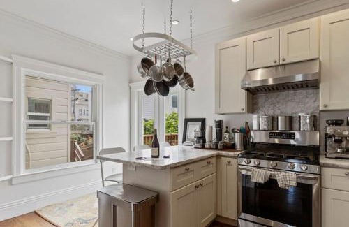 Central Richmond House | Spacious SF Haven - Cozy Bedrooms & Modern Kitchen