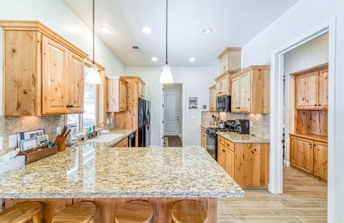 Sierra Cedars Cabin | Spacious Shaver Cabin w/Room for the Whole Family