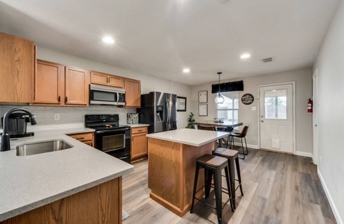 Denton House | Spacious single story 3 bedroom 2 king bed with Large Back Yard!