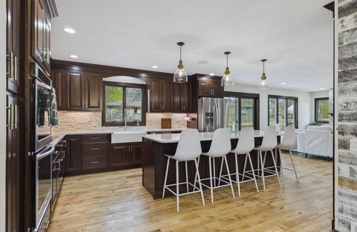 Sioux Falls House | Spacious Sleeps 18+ 6-bedroom house with movie theatre, sports court, huge yard