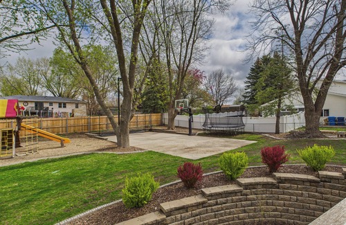 Sioux Falls House | Spacious Sleeps 18+ 6-bedroom house with movie theatre, sports court, huge yard