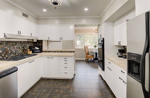 Caddo Heights-South Highlands House | Spacious South Highland Renovated Beauty with Hot Tub