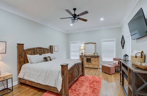 Caddo Heights-South Highlands House | Spacious South Highland Renovated Beauty with Hot Tub