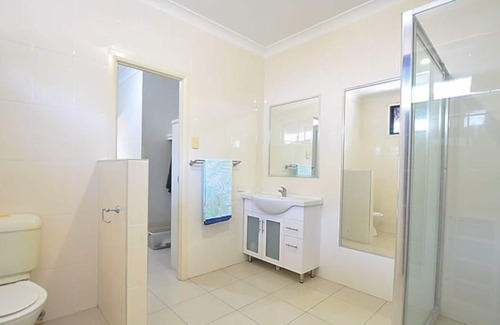 Springwood House | Spacious Springwood 5-Bedroom House with Cool Pool