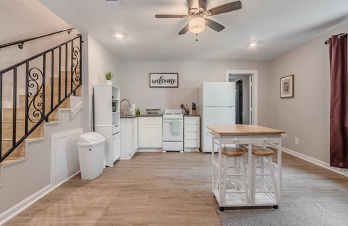 Oak Cliff House | Spacious Stay in Oak Cliff