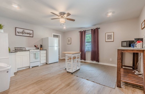 Oak Cliff House | Spacious Stay in Oak Cliff