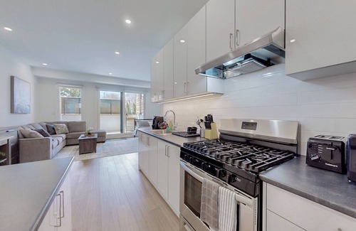 Etobicoke Apartment | Spacious studio 15min to city center & Airport (FREE PARKING)