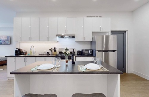 Etobicoke Apartment | Spacious studio 15min to city center & Airport (FREE PARKING)