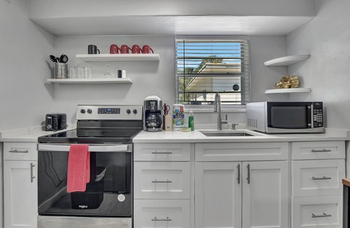 Pineapple Grove Arts District Apartment | Spacious studio, 2 blks walk to Ave, close to beach, pets allowed, free parking