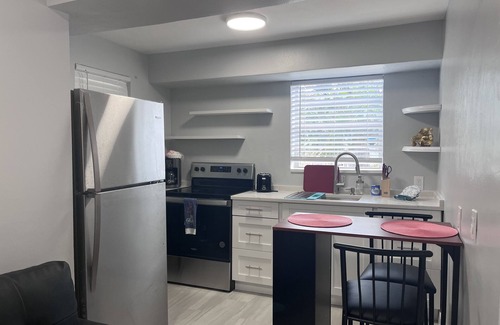 Pineapple Grove Arts District Apartment | Spacious studio, 2 blks walk to Ave, close to beach, pets allowed, free parking