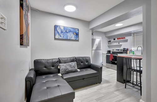 Pineapple Grove Arts District Apartment | Spacious studio, 2 blks walk to Ave, close to beach, pets allowed, free parking