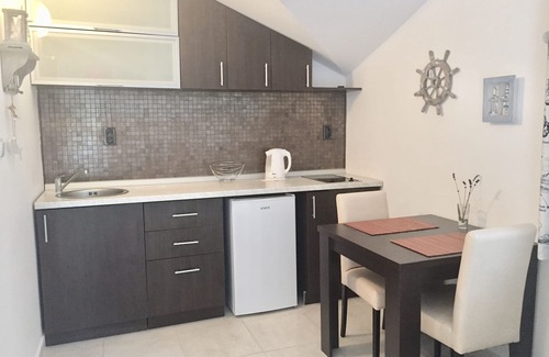 Morinj Apartment | Spacious Studio Apartment close to the beach