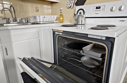 Aurora Apartment | Spacious Studio Apt/Sleeps 2/Extendedstays/Work or Vacation/FREE Wifi & Parking