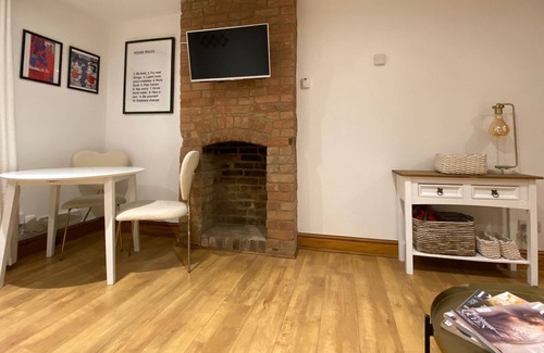 Salisbury Apartment | Spacious Studio Near Salisbury Town Centre