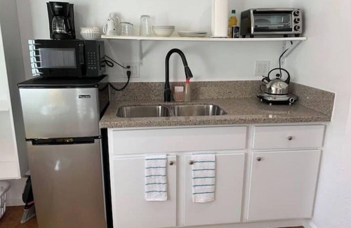 Castro Valley Apartment | Spacious Studio w/AC - Near BART/Free Laundry!