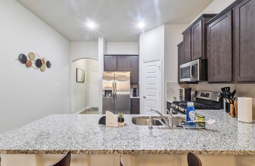 Converse House | Spacious & Stylish 3BR Retreat with 2 Full Baths – Your Perfect Getaway!