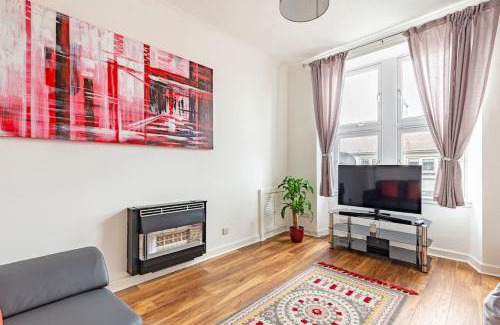 Largs Apartment | Spacious stylish centraly located flat near beach
