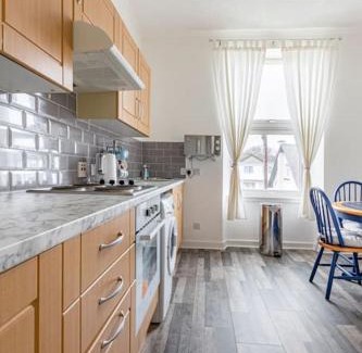Largs Apartment | Spacious stylish centraly located flat near beach
