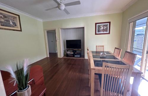 Tuncurry House | Spacious Stylish Coastal Escape