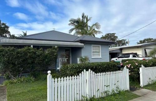 Tuncurry House | Spacious Stylish Coastal Escape
