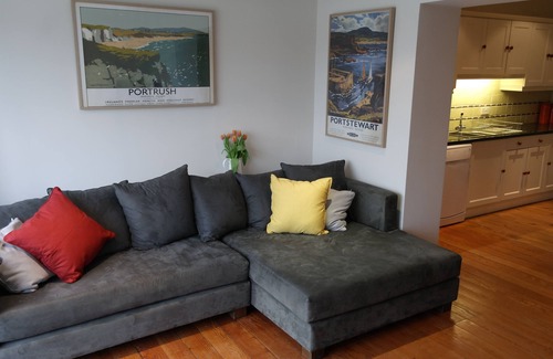 Portrush Cottage | Spacious, stylish Copperpot Cottage: Autumn and Xmas stays booking now!