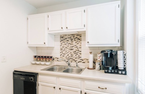 Summit - University House | Spacious & stylishly decorated in the heart of St Paul by Summit/Hamline