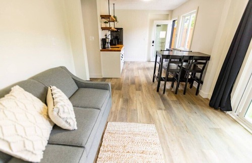 Lake Cowichan Hotel | Spacious Suite at Riverside Boutique Motel - Steel