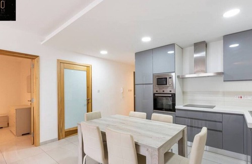 St. Andrew's Apartment | Spacious suite perfect for short/long stays & WIFI