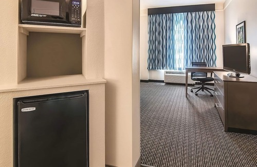 Orlando Hotel | Spacious Suite w/Pet-Friendly Policy & Outdoor Pool – Near Attractions