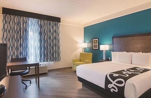 Orlando Hotel | Spacious Suite w/Pet-Friendly Policy & Outdoor Pool – Near Attractions