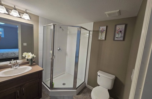 Willoughby House | spacious suite with 3 beds