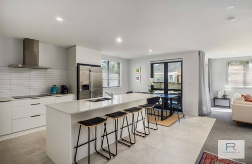 Mount Roskill House | Spacious Sunlit Residence