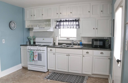 Davenport Apartment | Spacious sunny 2-bedroom apartment with all the comforts of home