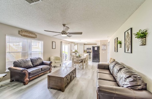 Spring Hill House | Spacious Sunshine Estate*Pool*Beaches*Near Springs