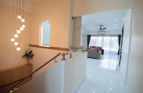 Wattana House | Spacious 3 Bedroom Duplex home on Sukhumvit @ BTS Phra Khanong