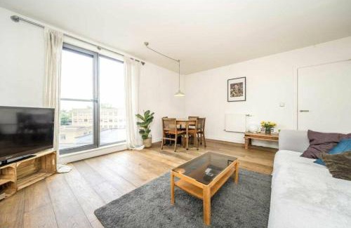 Hackney Central Apartment | Spacious Three Bedroom Apartment