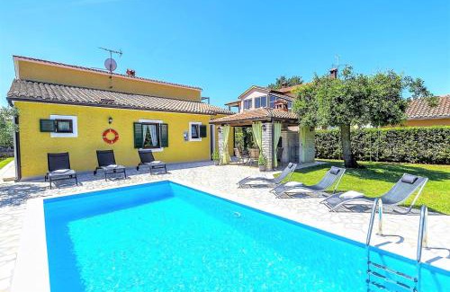 Kadumi Villa | Spacious Three-Bedroom Villa Balun with Pool