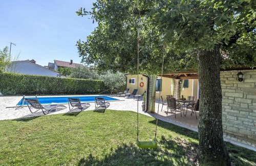 Kadumi Villa | Spacious Three-Bedroom Villa Balun with Pool