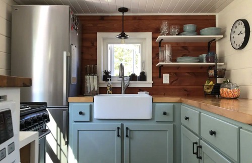 Stockdale Cottage | Spacious tiny home filled with natural light - the perfect retreat