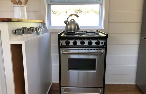 Stockdale Cottage | Spacious tiny home filled with natural light - the perfect retreat