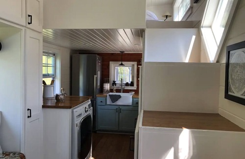 Stockdale Cottage | Spacious tiny home filled with natural light - the perfect retreat