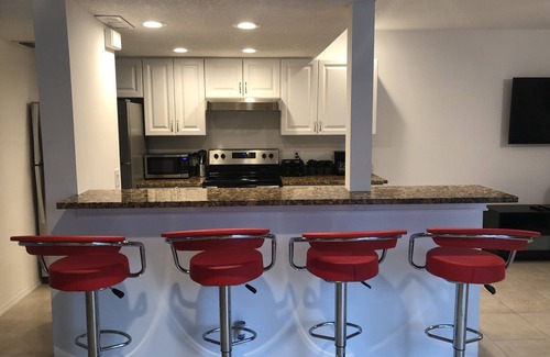 Whitfield House | Spacious Townhome Minutes from UTC Mall, SRQ Airport, Siesta Key & Downtown