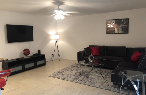 Whitfield House | Spacious Townhome Minutes from UTC Mall, SRQ Airport, Siesta Key & Downtown