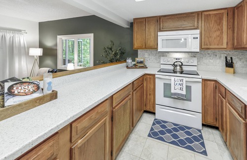 Lake Lure House | Spacious townhome within steps of Apple Valley Golf Course-Indoor pool!