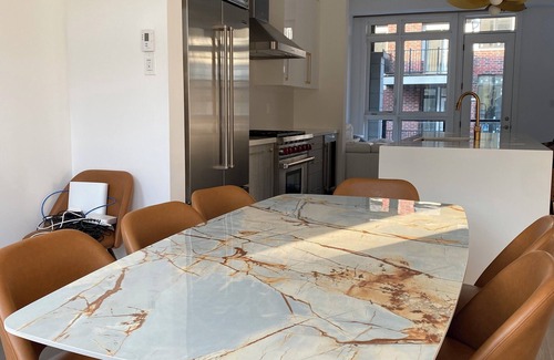 Richmond Hill House | Spacious Townhouse NEW townhouse with two kitchens for a large familynn