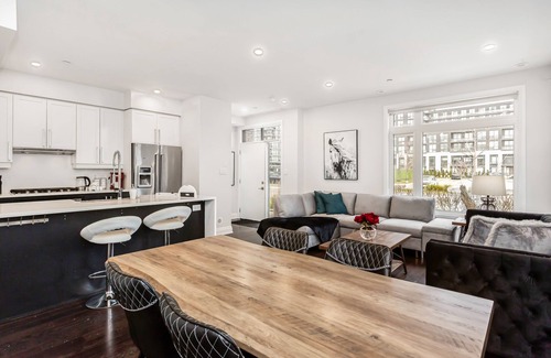 Mississauga House | Spacious Townhouse near Square One
