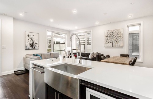 Mississauga House | Spacious Townhouse near Square One