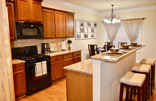 Cumming House | Spacious Townhouse w/Oversized Master BD near Halcyon - Great for Families