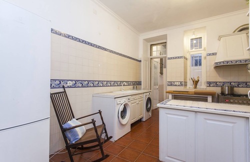 Santos Apartment | Spacious, Traditional in Historic Lisbon, with air-conditined & central heating